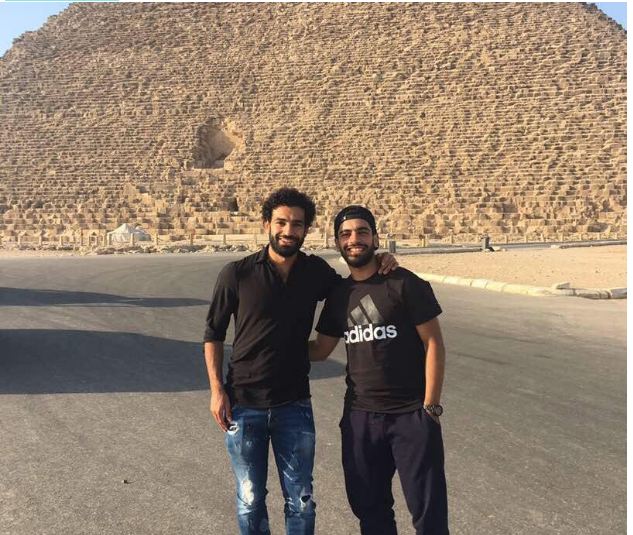 الذراع اليمنى للفرعون قصة شقيق محمد صلاح يشبه مو ويدافع عنه جوه وبره 4 مكانة محمد صلاح الأسطورية