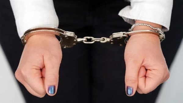 ضبط راقصة شهيرة بحوزتها مخدرات بمطار القاهرة والتحقيقات تكشف مفاجآت صادمة 3 القبض على راقصة