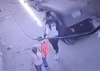 خطف طفل من يد والدته