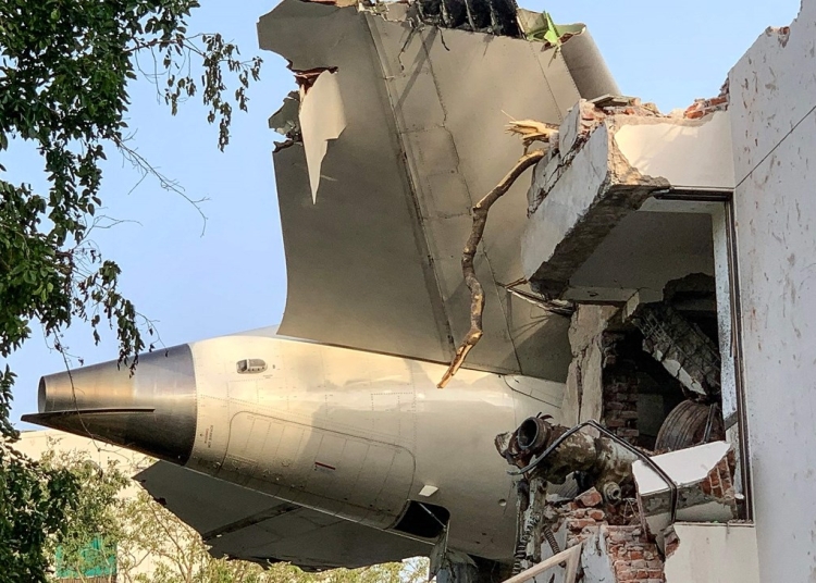 الكشف عن عدد الوفيات و المصابين عقب تحطم الطائرة الهندية بعد إقلاعها على مبنى كلية الطب منذ ساعات 1 تحطم الطائرة الهندية
