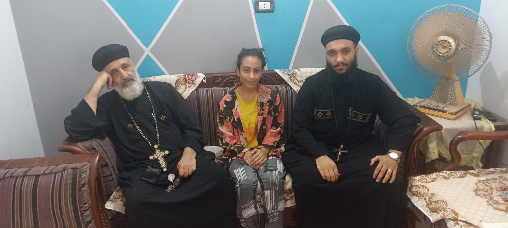 بالصور تفاصيل زيارة كهنة لمهرائيل صبري ضحية العنف الزوجي في بني سويف بتوجيه من الانبا غبريال 2 زيارة كهنة لمهرائيل صبري