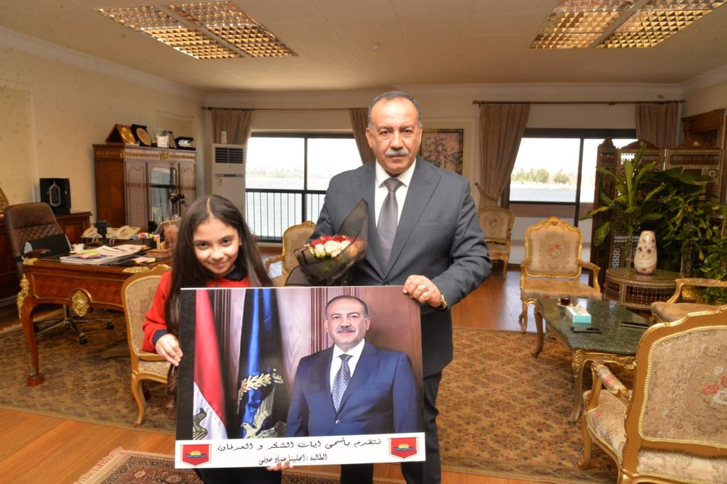 بالصور تكريم الطالبة أنجلينا عماد من محافظ أسيوط ومنحها درع المسئولية المجتمعية 5 الطالبة أنجلينا عماد