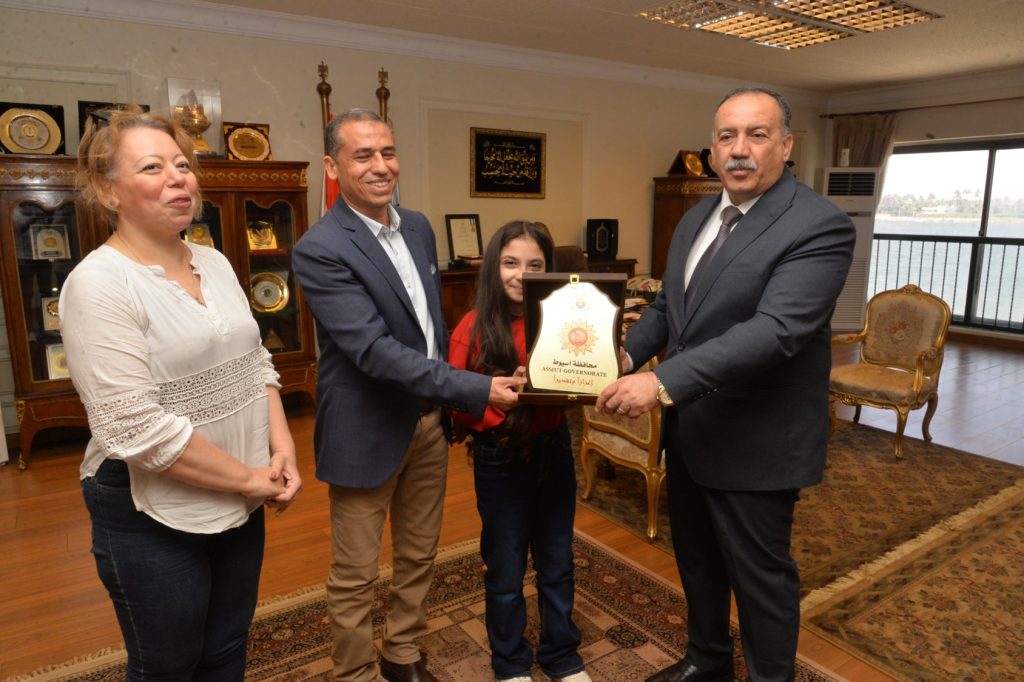بالصور تكريم الطالبة أنجلينا عماد من محافظ أسيوط ومنحها درع المسئولية المجتمعية 6 الطالبة أنجلينا عماد