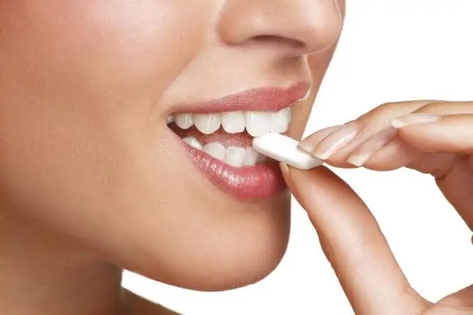 رائحة الفم الكريهة 6 أساليب فعالة للاستمتاع بنَفَس منعش على مدار اليوم 4 طرق فعالة للتخلص من رائحة الفم الكريهة