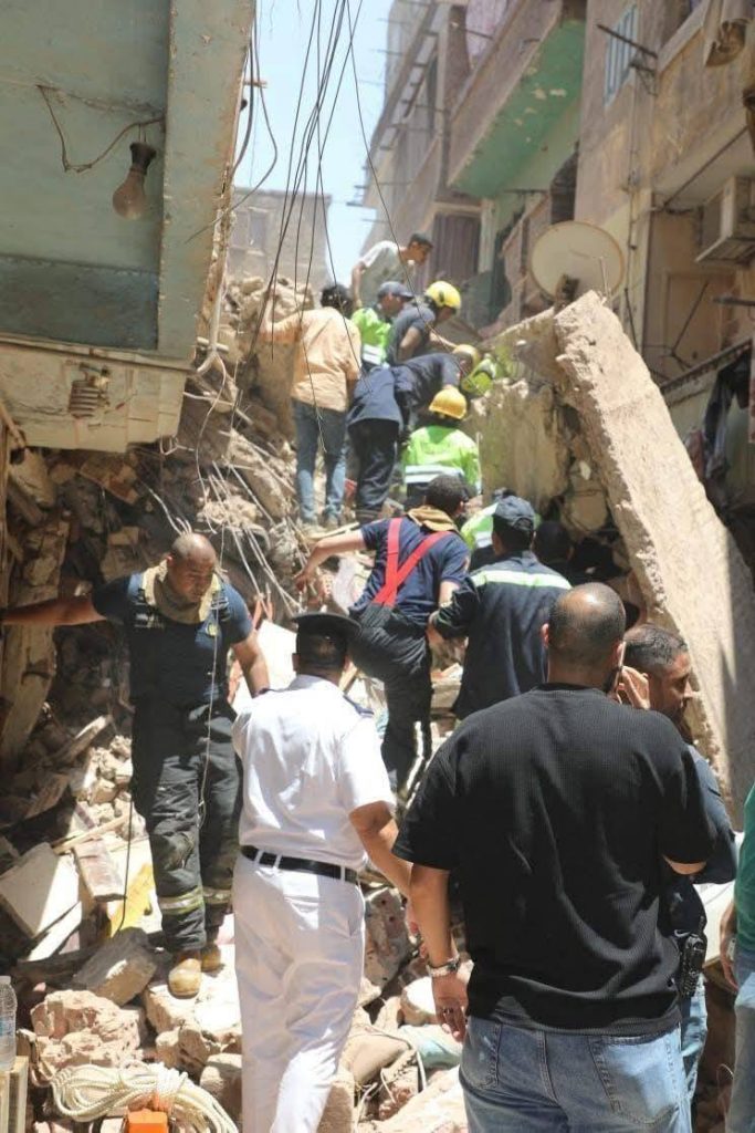 مشهد مؤلم هز منطقة حدائق القبة انتشال جثامين أب وأم ورضيعهما في حضن بعض تحت أنقاض العقار المنهار 4 انهيار عقار حدائق القبة