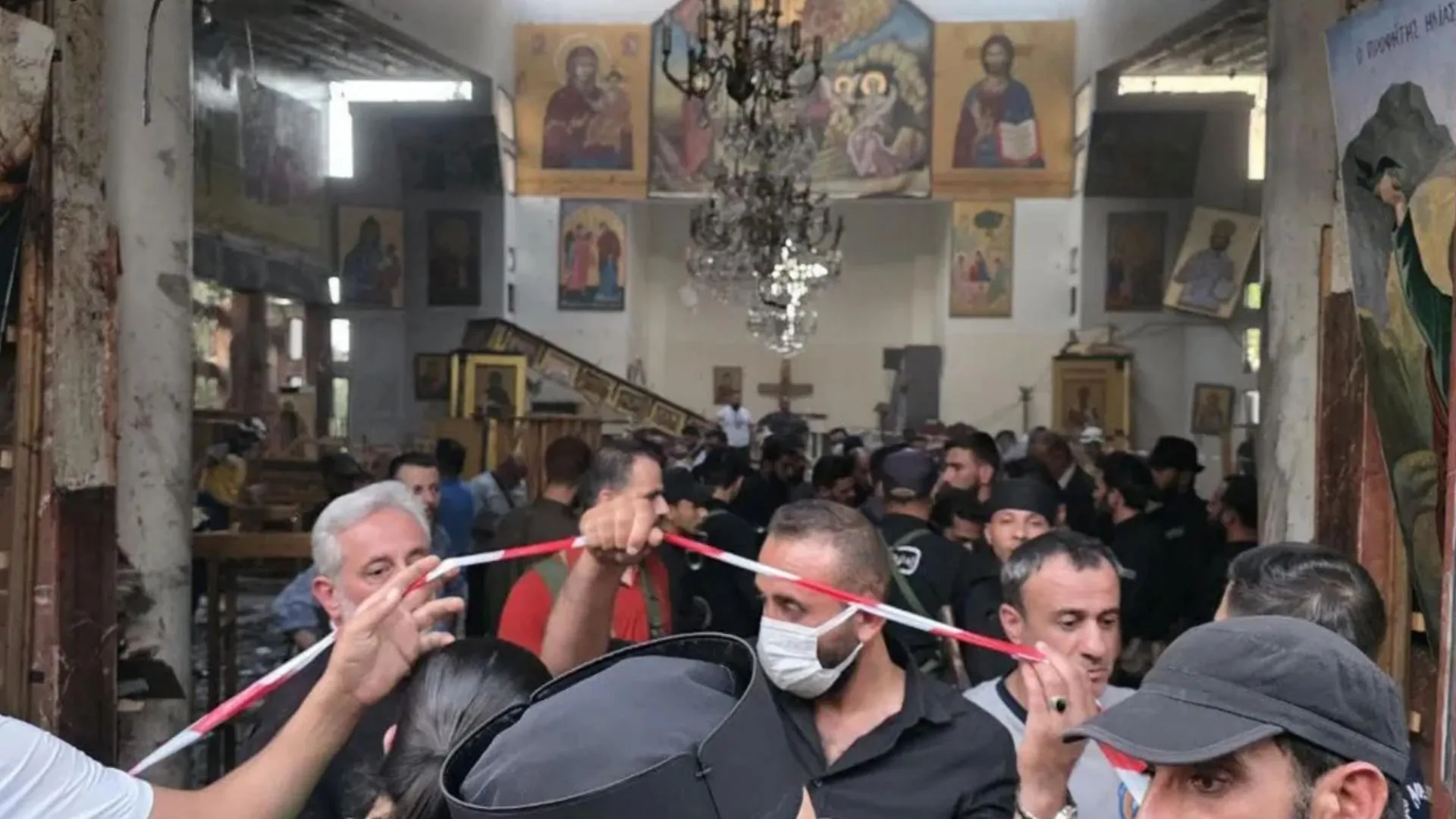 أول تعليق من نجيب ساويرس على فيديو رفع الصليب في سوريا بمظاهرات بعد هجوم الكنيسة 4 استهداف كنيسة مار إلياس
