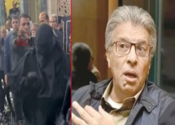 طرد سيدة منتقبة اقتحمت عزاء والد فنان