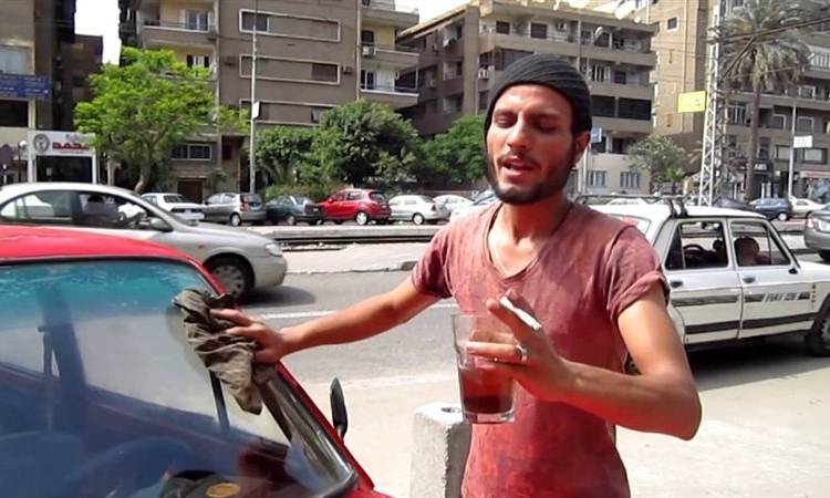 قبل ما تركن عربيتك شوف ازاي تعرف السايس القانوني في القاهرة وننشر صور الزيّ الجديد 1 السايس