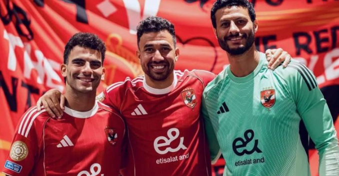 كشف سر تأجيل المباراة الودية والمنتخب المصري يشعل الخلاف بين جماهير النادي الأهلي و الزمالك 2 تأجيل المباراة الودية