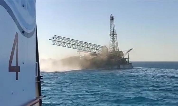 عاجل غرق حفار بترول فى خليج السويس ووفاة 2 وإنقاذ 24 حتى الآن 1 حادث غرق حفار