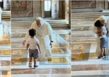 صورة عناق البابا لاون لطفل