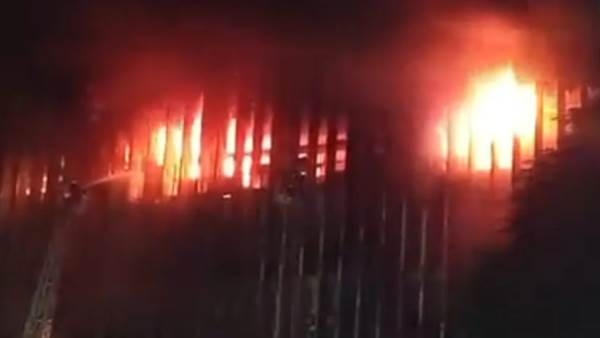 إشتعال الحريق من جديد في سنترال رمسيس يُشعل القلق مجدداً وسط القاهرة 1 حريق سنترال رمسيس