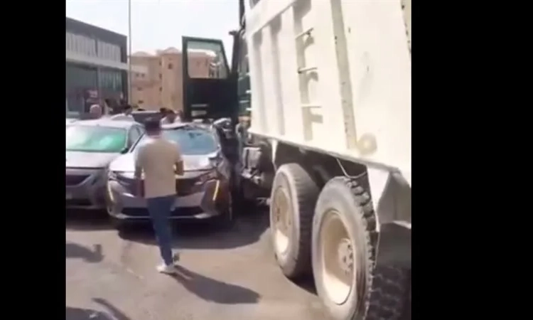 كشف تفاصيل واقعة تحطيم تريلا السيارات بشارع الجامعة الأمريكية بالتجمع الخامس 1 واقعة تحطيم تريلا السيارات