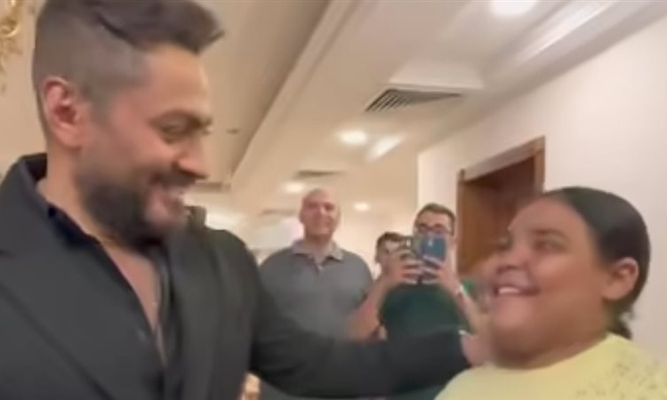 تامر حسني يحقق حلم هايدي طفلة الشيبسي ويقابلها وسط لحظات إنسانية وتفاعل واسع 1 تامر حسني وهايدي