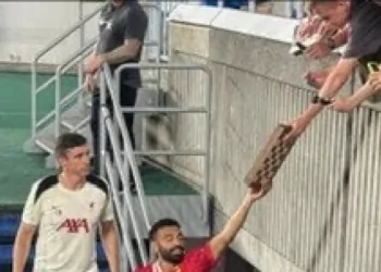 مشجع يفاجئ محمد صلاح