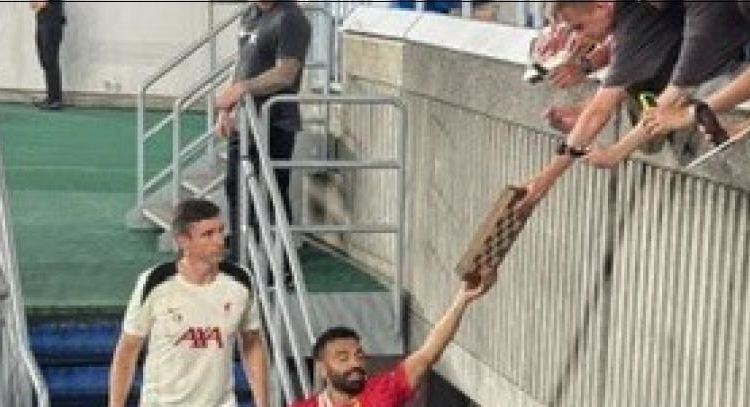مشجع يفاجئ محمد صلاح بهدية فريدة وغير متوقعة خلال المبارة 1 مشجع يفاجئ محمد صلاح