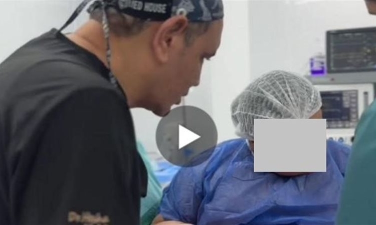 بين الخطر والجدل غضب واسع بعد خضوع طفلة لعملية تكميم معدة وقرار عاجل ضد الطبيب 1 الطبيب المعالج للطفلة روان