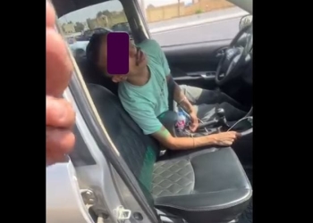 سائق يفقد السيطرة على السيارة