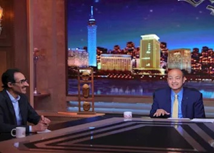 عمرو أديب يعطي مبلغ مالي للإعلامي مجدي الجلاد على الهواء السبب باسم يوسف 1 عمرو أديب يعطي مبلغ مالي للإعلامي مجدي الجلاد