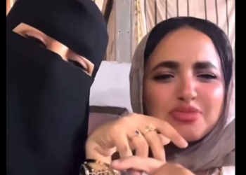 فتاة وأمها تسخران من «عريس