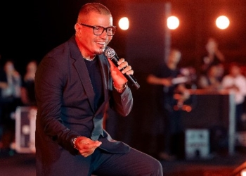 معجب يفاجئ عمرو دياب بطلب والهضبة ينفذه بشكل استثنائي 10 الفنان عمرو دياب