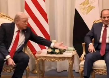 مصافحة الرئيس السيسي ودونالد ترامب تثير الجدل