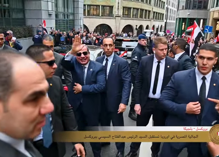 بالصور تمثال ذهبي لـ الرئيس السيسي في بروكسل خلال القمة المصري الأوروبية الجالية المصرية بأوروبا تكرّم بطل السلام 1 الرئيس السيسي في بروكسل