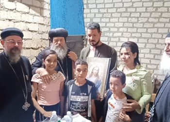بالصور الأنبا ثاؤفيلس يكرم ميخائيل عياد على موقفه الشجاع والإنساني في إنقاذ أطفال من الغرق 9 الأنبا ثاؤفيلس يكرم ميخائيل عياد على موقفه الشجاع