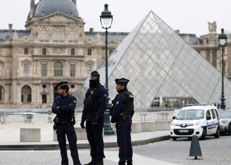 تفاصيل مثيرة سارقوا متحف اللوفر يعترفوا بجريمتهم ومفاجأة عن جنسيتهم 1 متحف اللوفر
