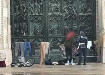 حادث غريب في ميلانو شاب مصري ينشر ملابسه أمام كاتدرائية الدومو ويثير جدلًا سياسيًا واسعًا 9 كاتدرائية الدومو