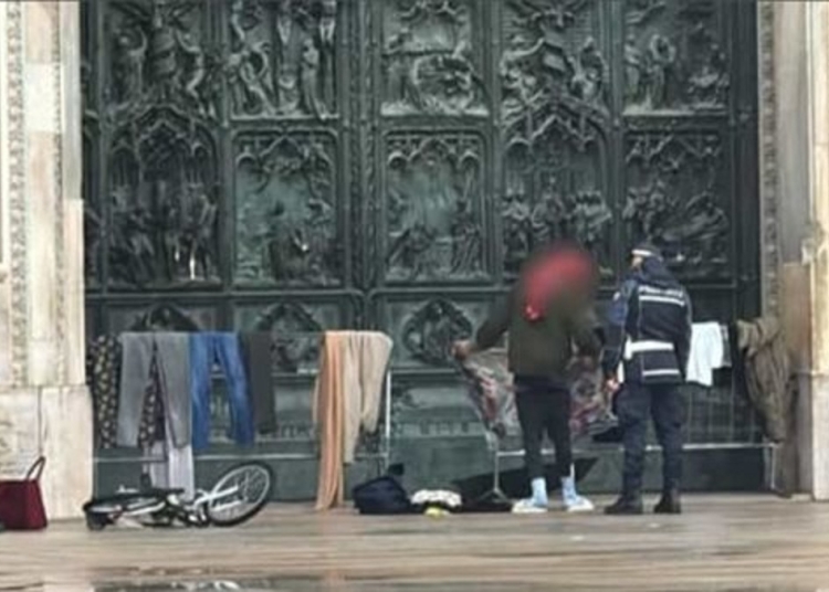 حادث غريب في ميلانو شاب مصري ينشر ملابسه أمام كاتدرائية الدومو ويثير جدلًا سياسيًا واسعًا 1 كاتدرائية الدومو