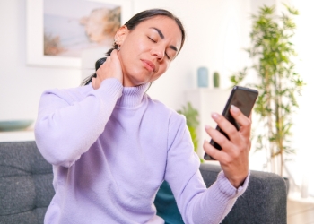 علاقة الهواتف الذكية بتصلب اليدين