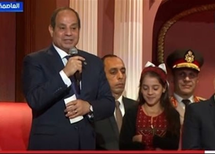 في لفتة إنسانية مؤثرة الرئيس السيسي يحقق حلم الطفلة ريتاج خلال احتفالية مصر وطن السلام 1 الرئيس السيسي مع الطفلة ريتاج