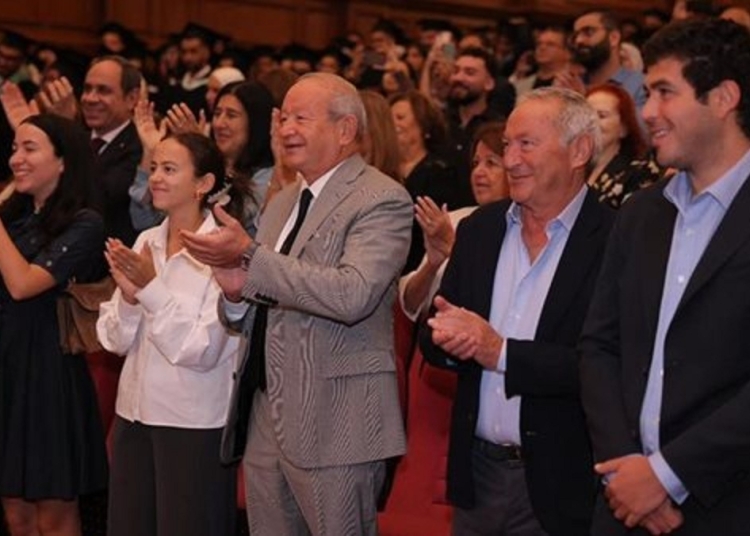 أول تعليق من نجيب ساويرس بعد منح والدته الدكتوراه الفخرية من الجامعة البريطانية 1 مؤسسة ساويرس الثقافية