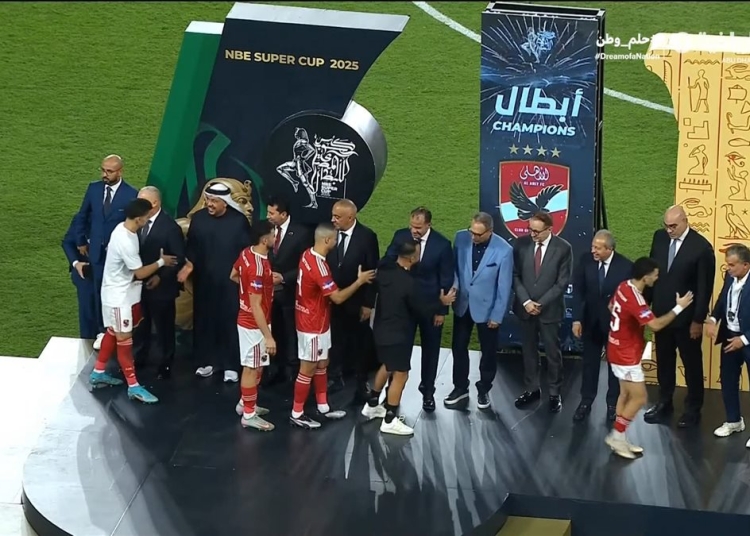 بالصور زيزو يتجاهل مصافحة نائب رئيس الزمالك في تتويج الأهلي بالسوبر المصري 1 تجاهل زيزو لـ هشام نصر