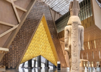 مفاجأة عن الدرج العظيم بالمتحف الكبير يكشفها خبير أثري على الهواء 12 المتحف المصري الكبير