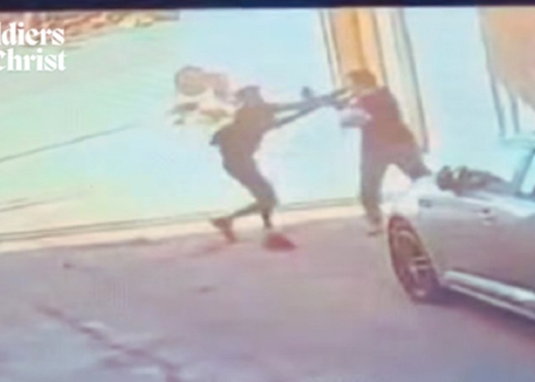 بالفيديو الاعتداء على سيدة مسيحية مسنة بريف حمص في سوريا وسرقة صليبها الذهبي 1 الاعتداء على سيدة مسيحية مسنة بريف حمص في سوريا
