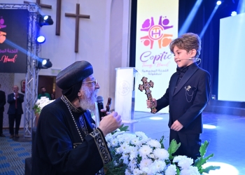 البابا تواضروس الثاني يهدي صليب اليد الخاص للطفل بوليكاربوس