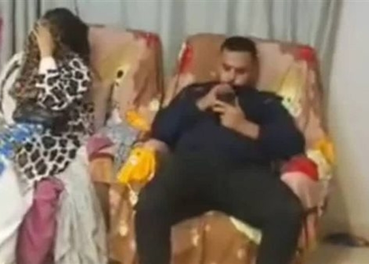 بالفيديو زوج يقتحم شقة تمكين زوجته الأولى ومعه العروسه الجديدة في مشهد أقل ما يقال عنه إنه صادم 1 زوج يقتحم شقة تمكين زوجته الأولى