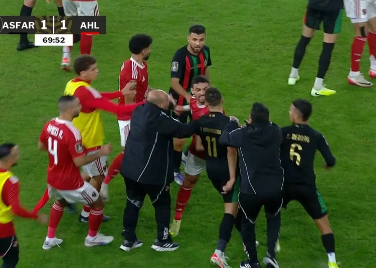 بالفيديو لحظة اشتباك لاعبي الجيش الملكي مع فريق الأهلي لأخذ آلة حادة وإخفائها 1 الاشتباك بين لاعبي الجيش الملكي والأهلي