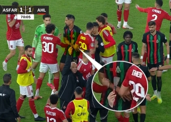 اشتباك لاعبي الجيش الملكي مع النادي الأهلي