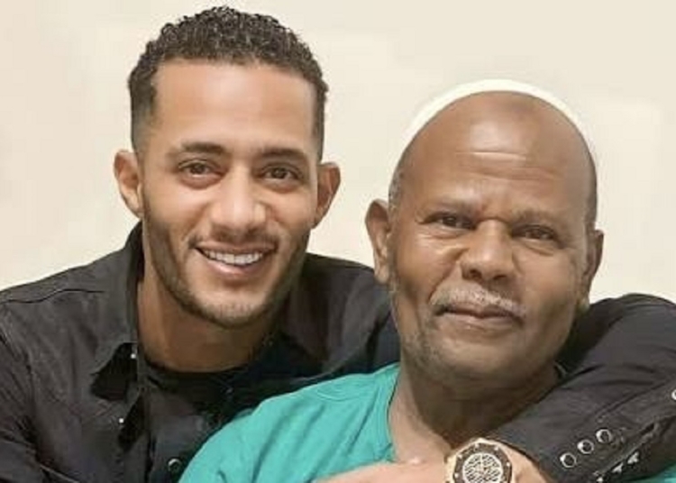 بالصور الفنان محمد رمضان يحمل نعش والده خلال تشييع الجنازة وسط حالة من الحزن الشديدة 1 محمد رمضان ووالده