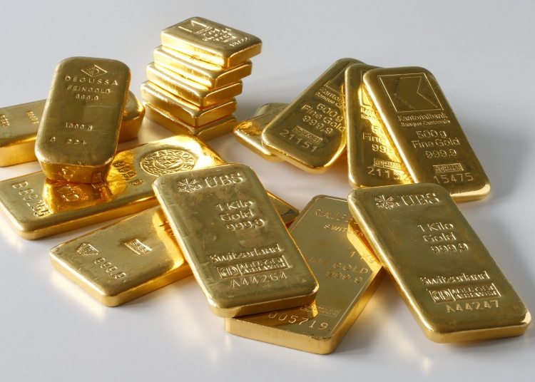 هتشتري ولا هتبيع إلى أين يتجه الذهب فرص ومخاطر الاستثمار 1 Gold bars from the vault of a bank are seen in this illustration picture taken in Zurich November 20, 2014. The "Save our Swiss gold" proposal, spearheaded by the right-wing Swiss People's Party (SVP), aims to ban the central bank from offloading its reserves and oblige it to hold at least 20 percent of its assets in gold. The referendum is scheduled for November 30. The SVP argues it would secure a stable Swiss franc. REUTERS/Arnd Wiegmann (SWITZERLAND - Tags: BUSINESS) - RTR4EWKK
