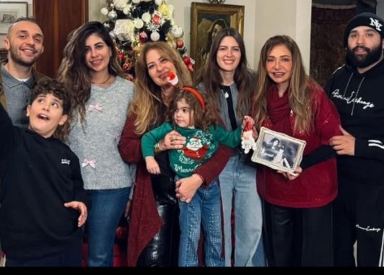 بالصور ليلى علوي تحتفل بالكريسماس مع عائلتها 1 ليلى علوي