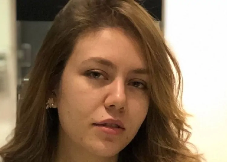 الممثلة المصرية رحمة حسن تكشف عن أزمة صحية أثرت بشدة على شعرها وتثير جدلاً واسعاً 1 الممثلة المصرية رحمة حسن