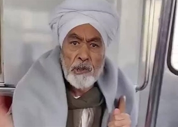 بالفيديو مشادة كلامية بين رجل صعيدي مسن مع فتاة بسبب طريقة جلوسها في المترو حاطة رجل على رجل 10 واقعة مترو حلوان