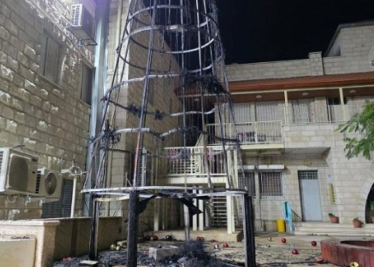 بالصور احراق شجرة الميلاد بمدينة جنين بكنيسة الفادي في باحة دير اللاتين بعد أيام من احتفال الإضاءة 1 احراق شجرة الميلاد