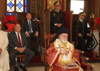 ظهور شرطي على الكرسي البابوي خلال قداس عيد الميلاد
