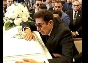 إنهيار الفنان هاني رمزي لحظة وصول جثمان والدته