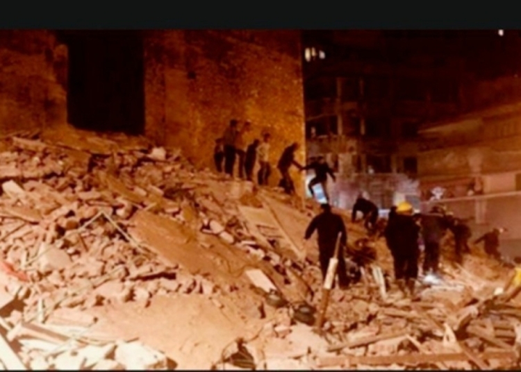 مأساة إمبابة انهيار عقار يبتلع أسرة بأكملها أم وأطفالها الـ 4 ويعيد فتح جراح الإهمال 1 عقار إمبابة